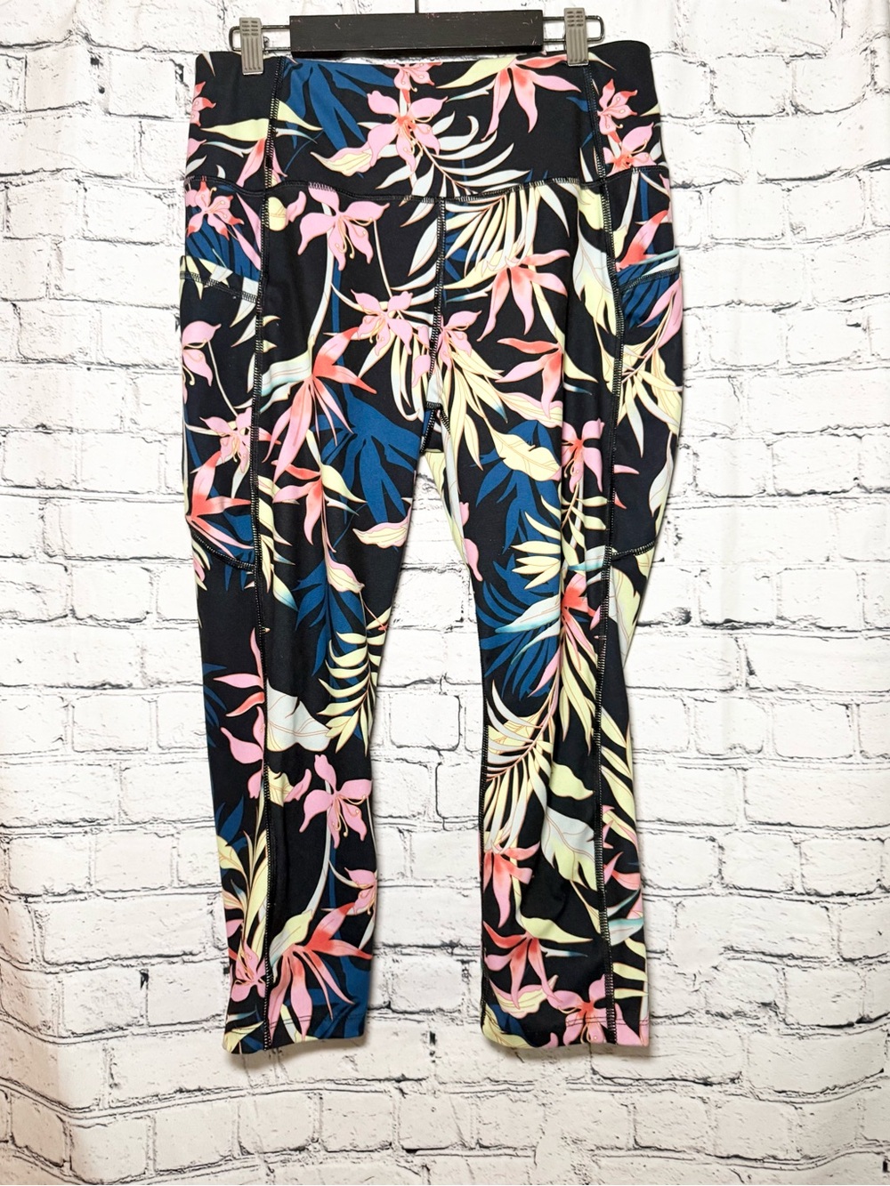 Avia. Print leggings. Size L